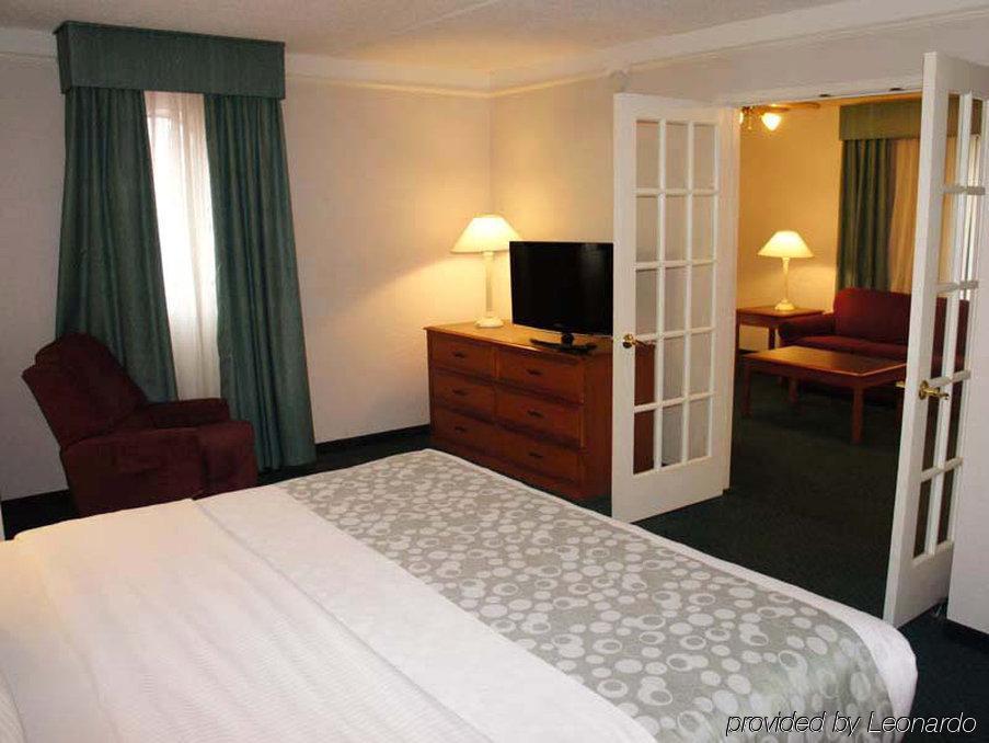 Motel Baymont By Wyndham Woodruff Rd Greenville