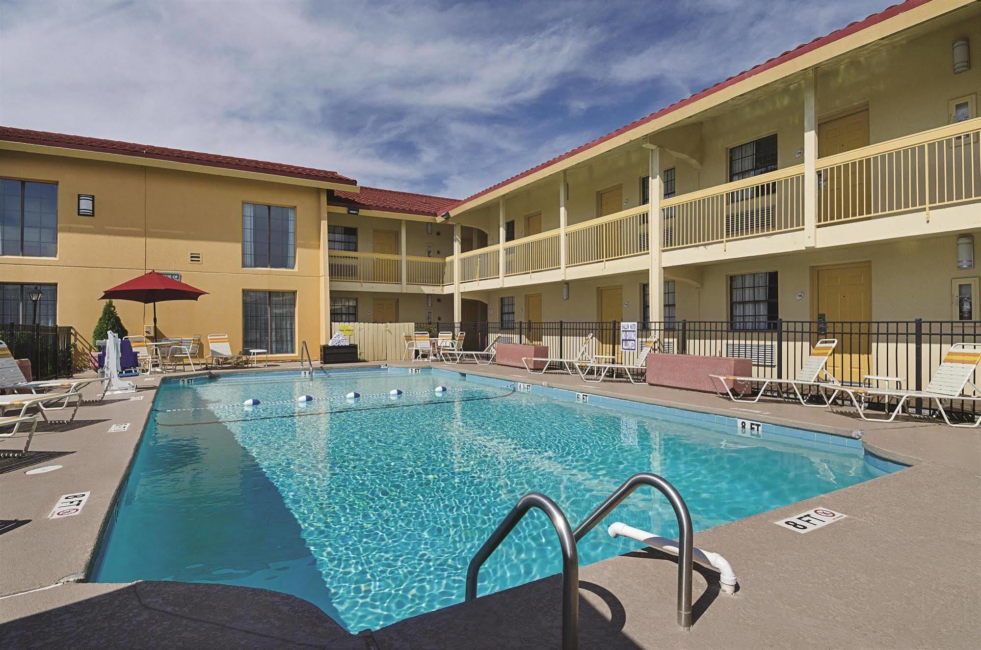 Motel Baymont By Wyndham Woodruff Rd Greenville