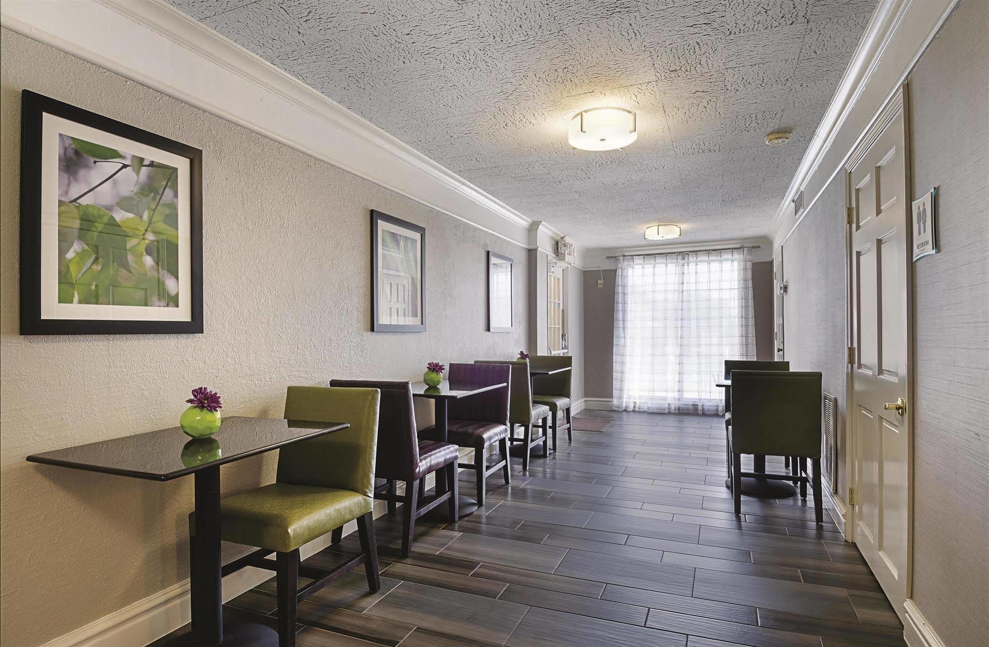 Motel Baymont By Wyndham Woodruff Rd Greenville